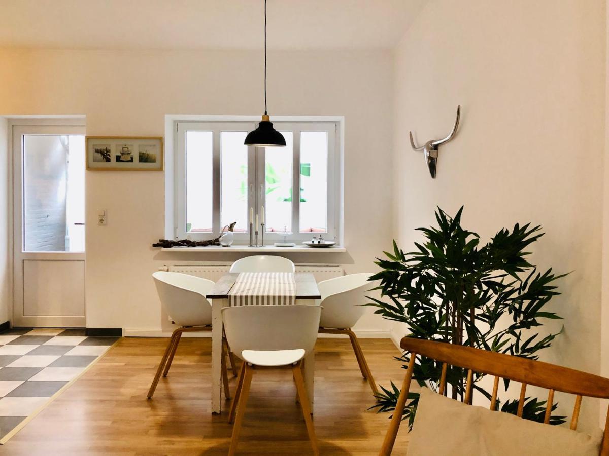 Altstadthus-Gemuetliches Ferienhaus Mit Gaertchen Friedrichstadt Luaran gambar